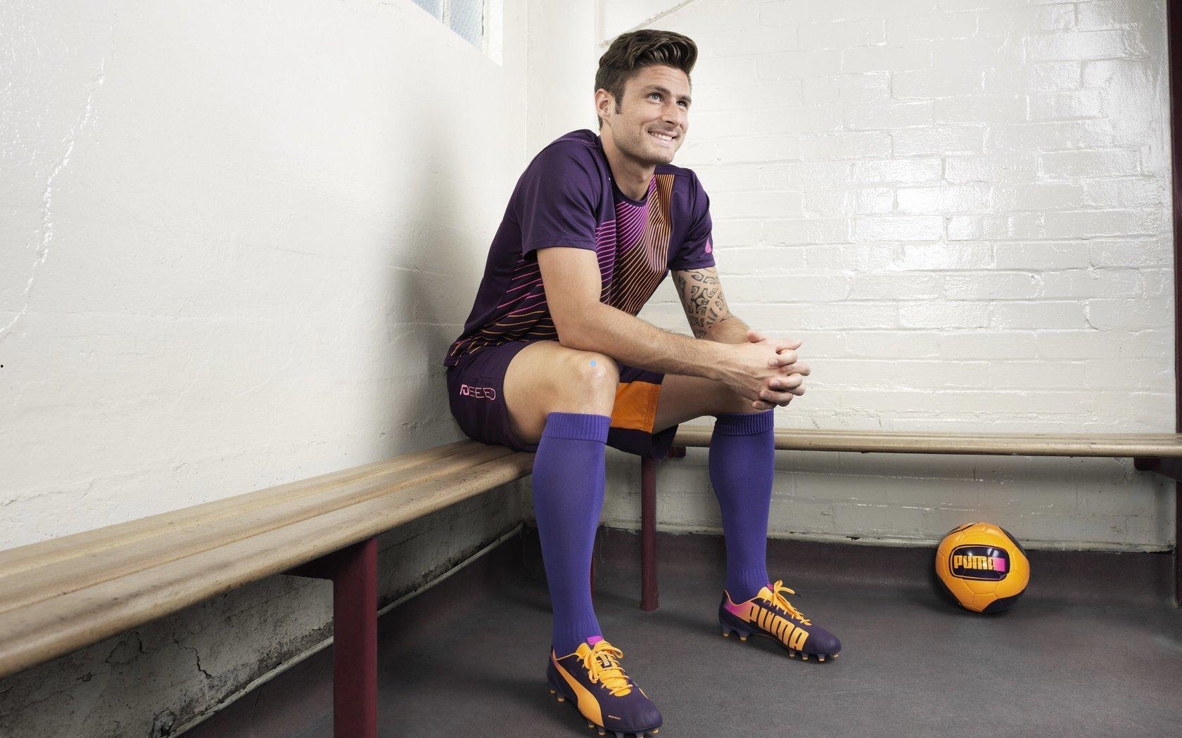 快了快了！凯恩抵达拜仁训练中心接受体检，挥手致意引爆球迷热潮